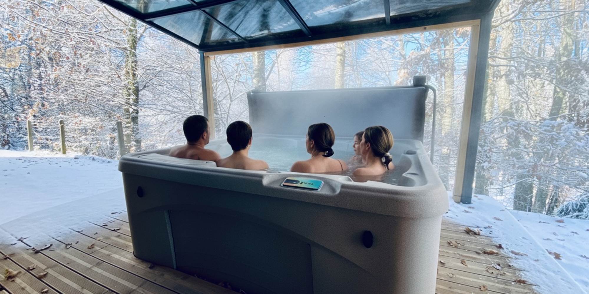 Spa privatif chauffé à 38°C avec vue sur la forêt