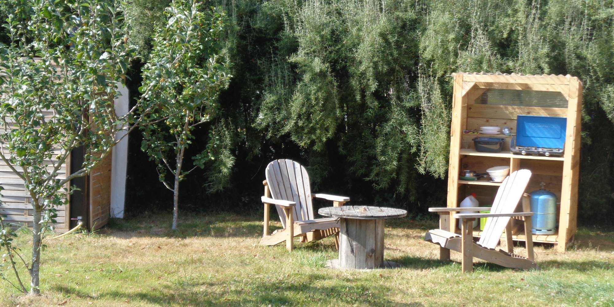 cuisine d'été et douche solaire roulotte nature et bois