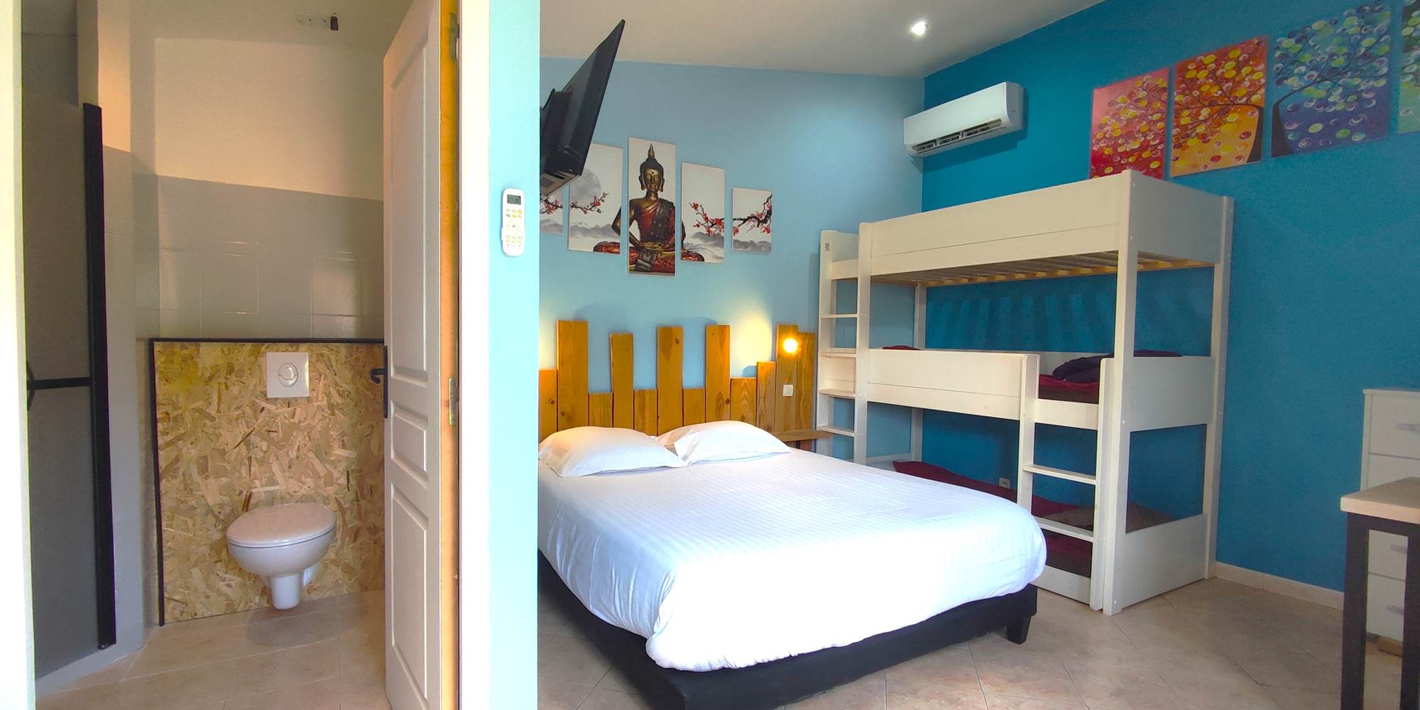 La chambre avec la salle d'eau