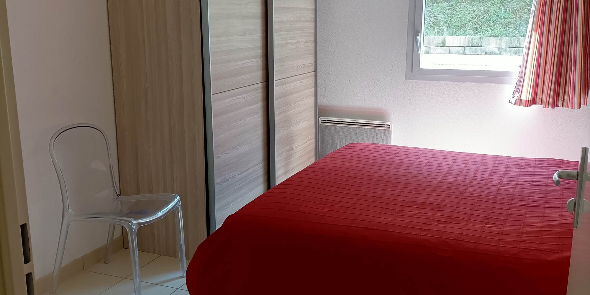 Chambre avec une grande armoire de rangement