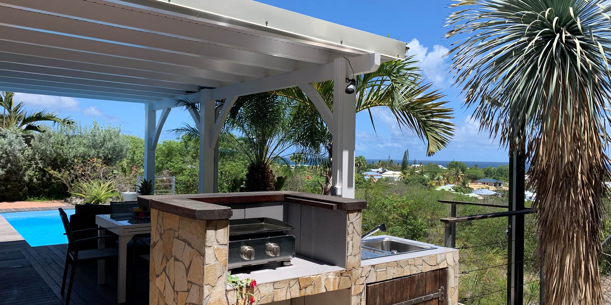 Plancha au gaz, douche solaire extérieur, terrasse... une vie au soleil