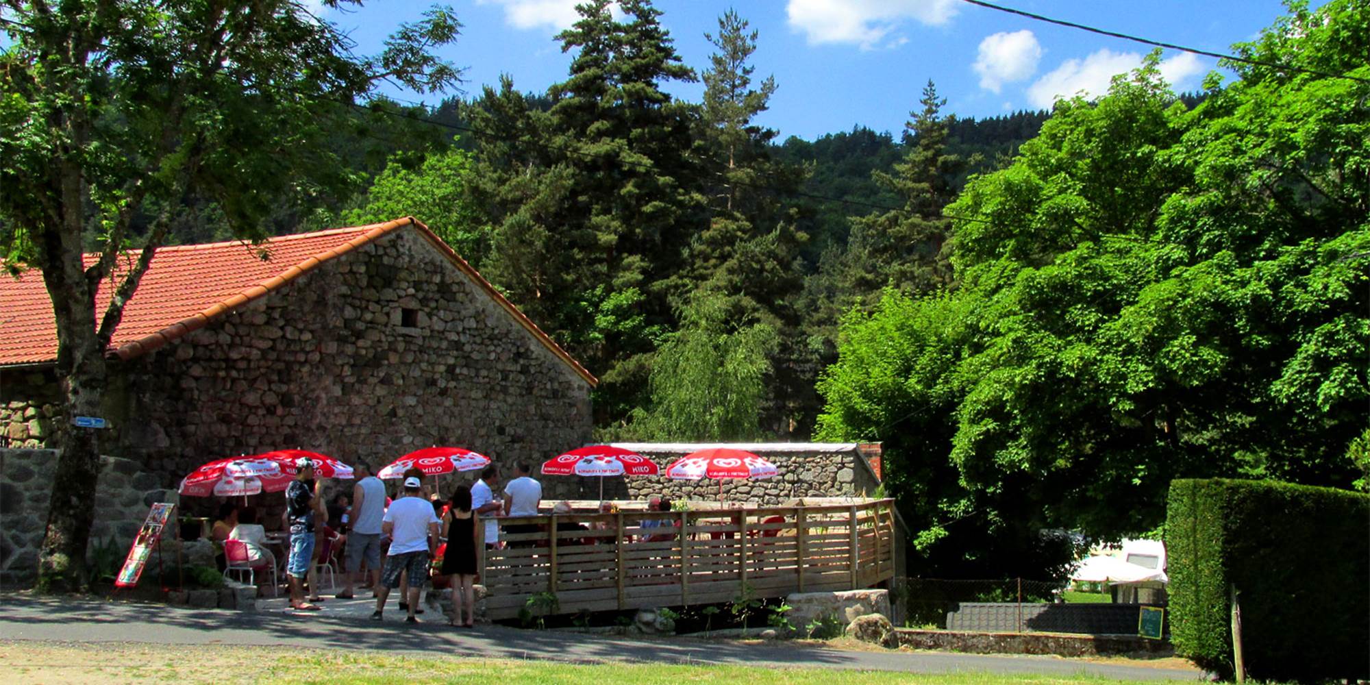 Terrasse côté accès camping