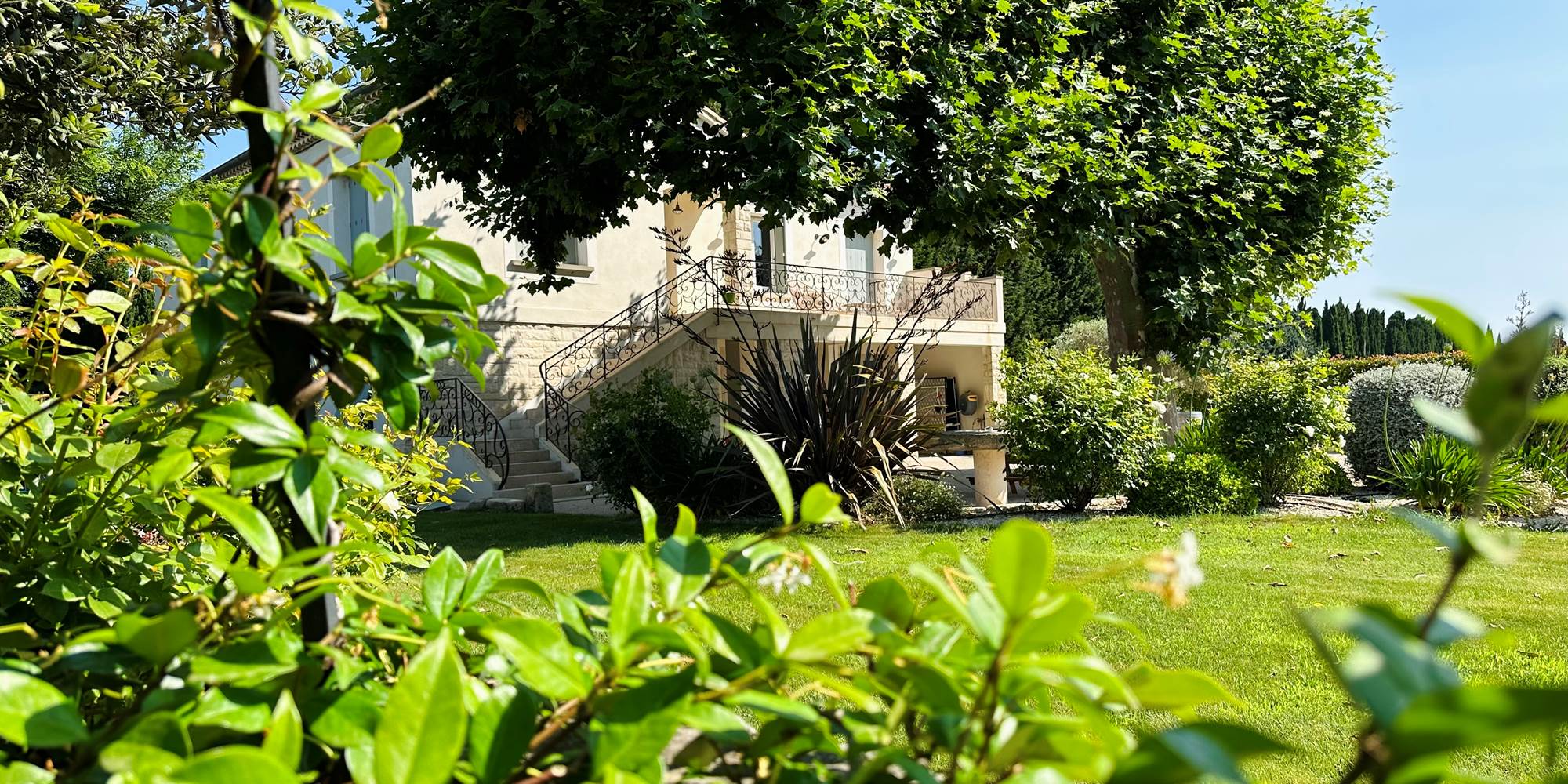 Vue jardin de la villa, proche centre ville de Chateaurenard, Eygalieres, St Rémy de Provence