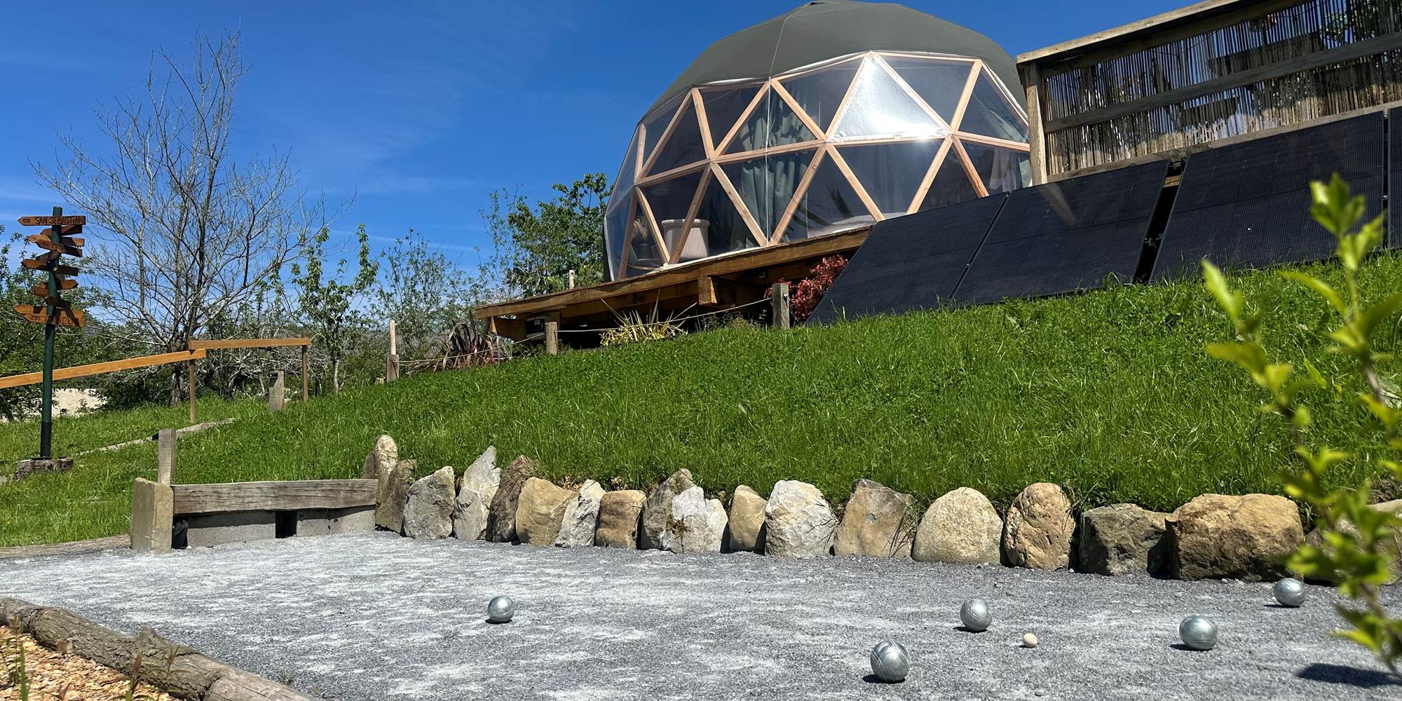 Boulodrome, avec jeux de pétanque et de quilles finlandaises