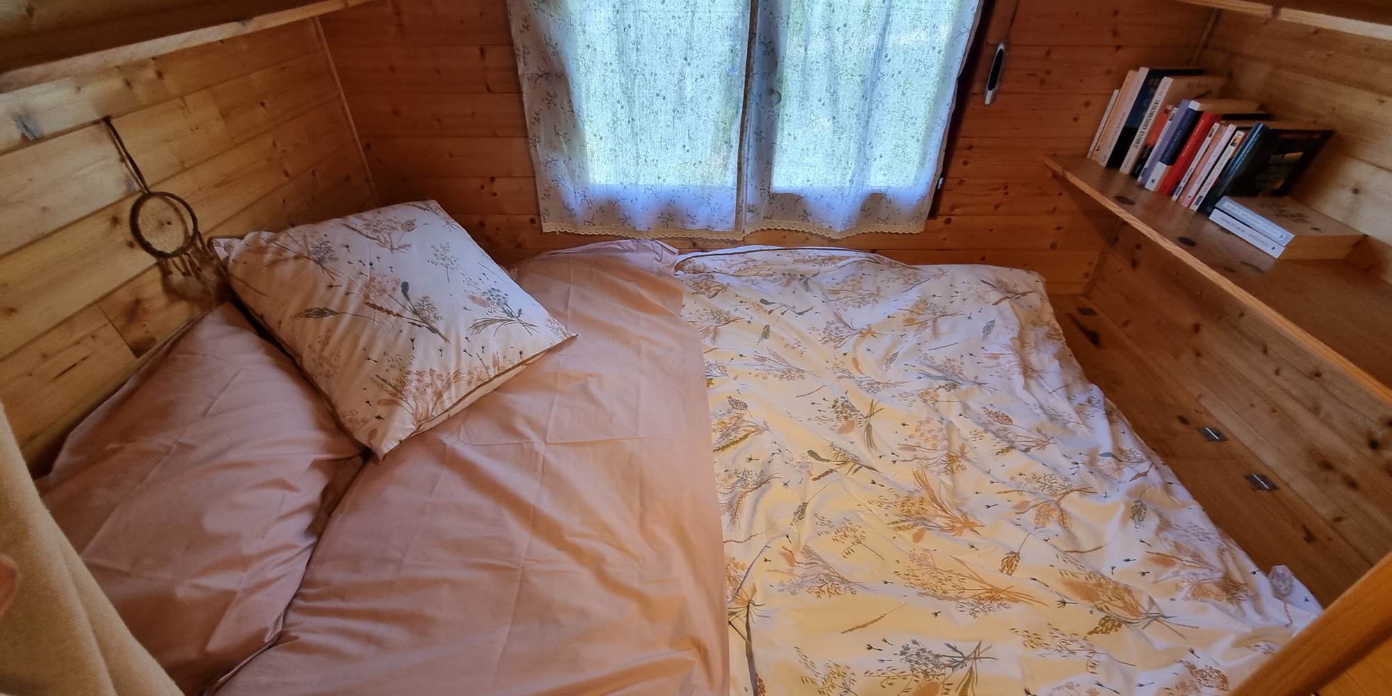 La chambre et son lit double : 140 x190cm.