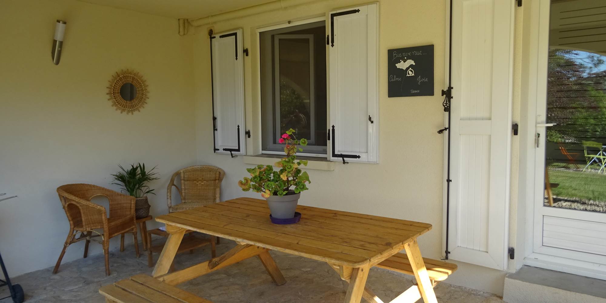 Sous la terrasse couverte