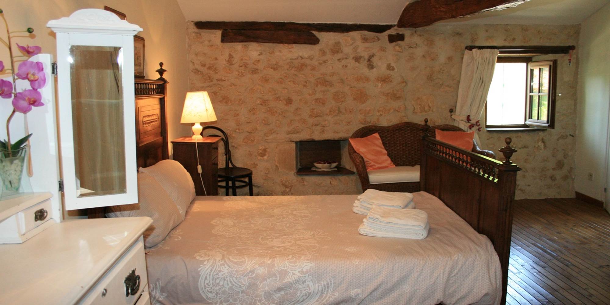 Gîte Les Roses - Chambre avec lit double et lit de bébé étage