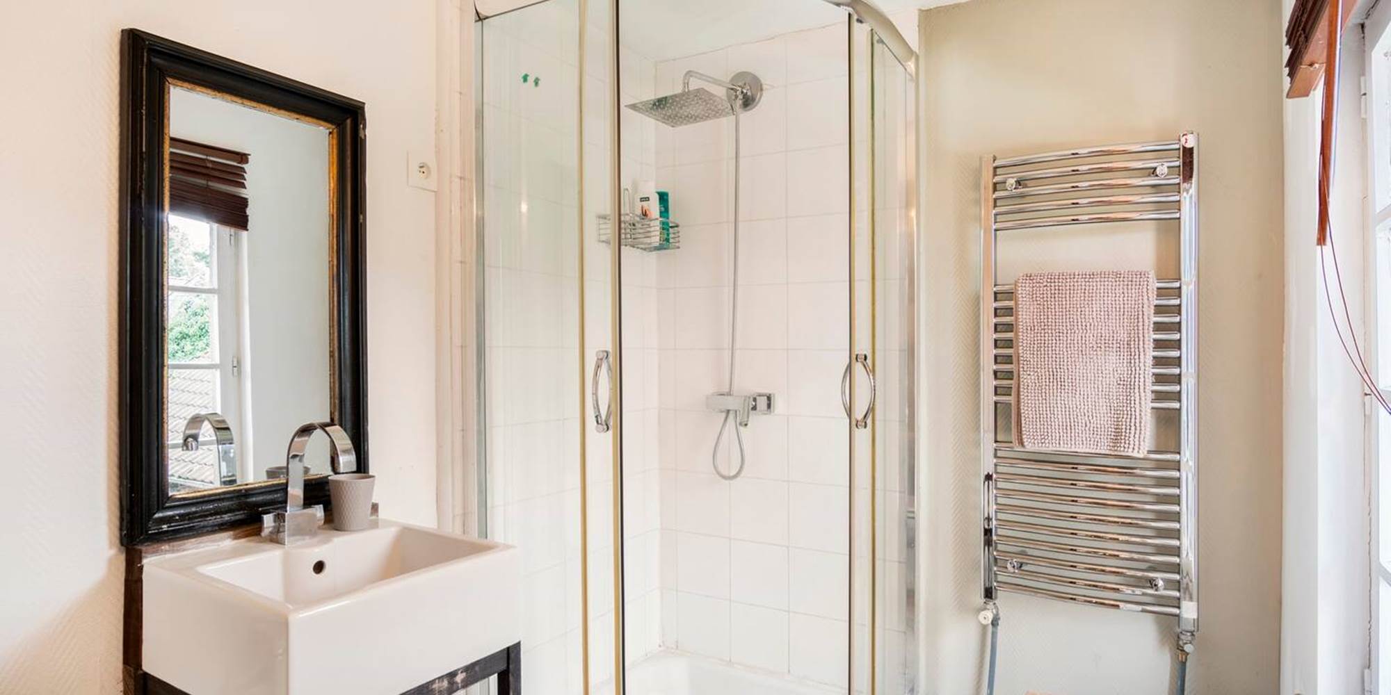 Lion Mallet, la chambre n°2 à l'étage; salle de bain