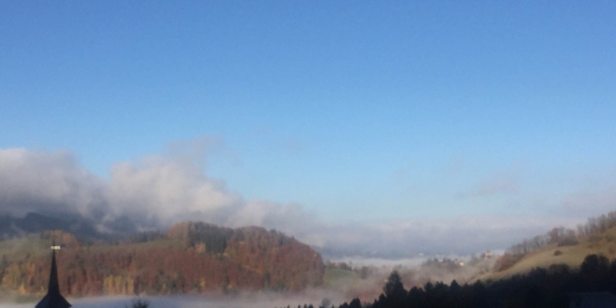 vue-panoramique-printemps-gruyeres-alpes-fleurs-nature-suisse