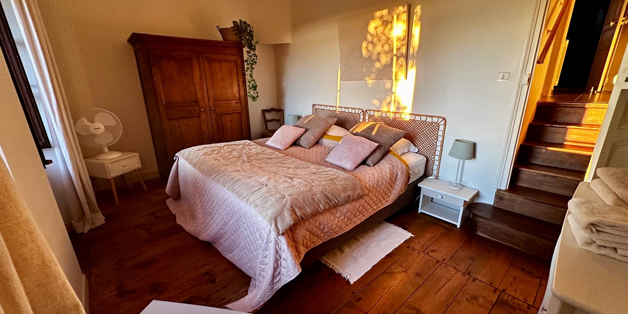 Gîte-Maison : Chambre romantique avec vue sur les montagnes et la vallée des cascades. Plein ouest. Lit King-size 180x200 cm, literie premium. Chaud et douillet en hiver, frais en été.