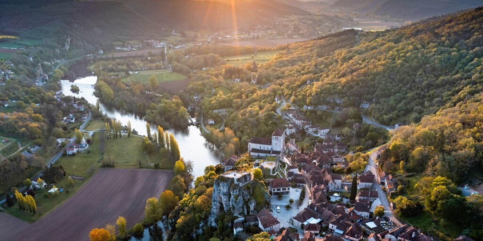 230421072832 Soleil levant sur Saint-Cirq-Lapopie - vue drone Cyril Novello - Lot Tourisme_1024x886