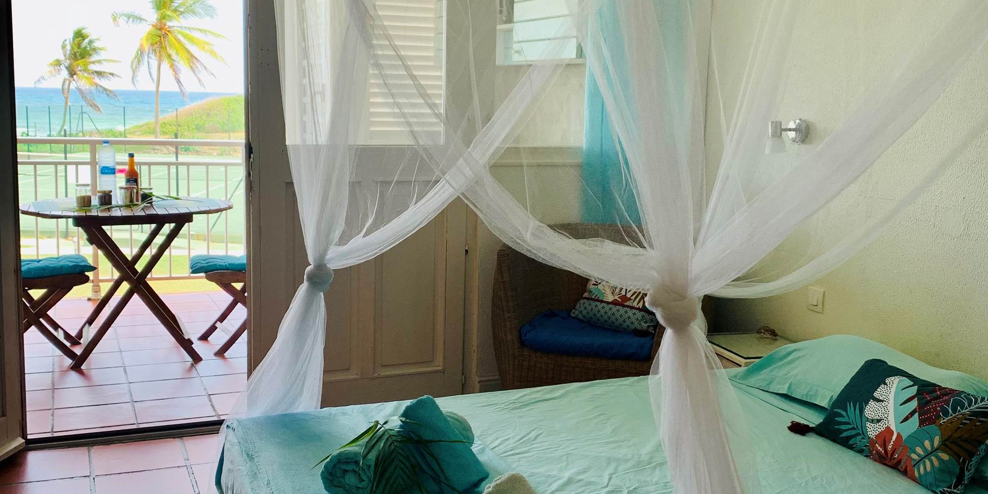 Espace de vie intérieur vue sur la terrasse et mer