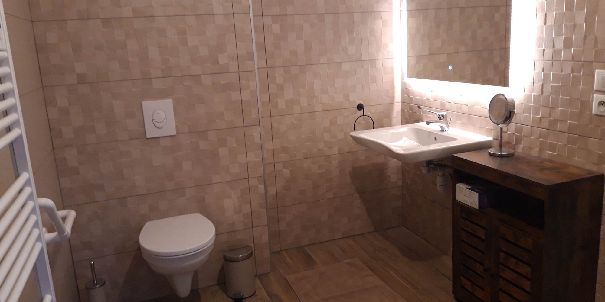 Une salle d'eau entièrement carrelée et des accessoires adaptés.