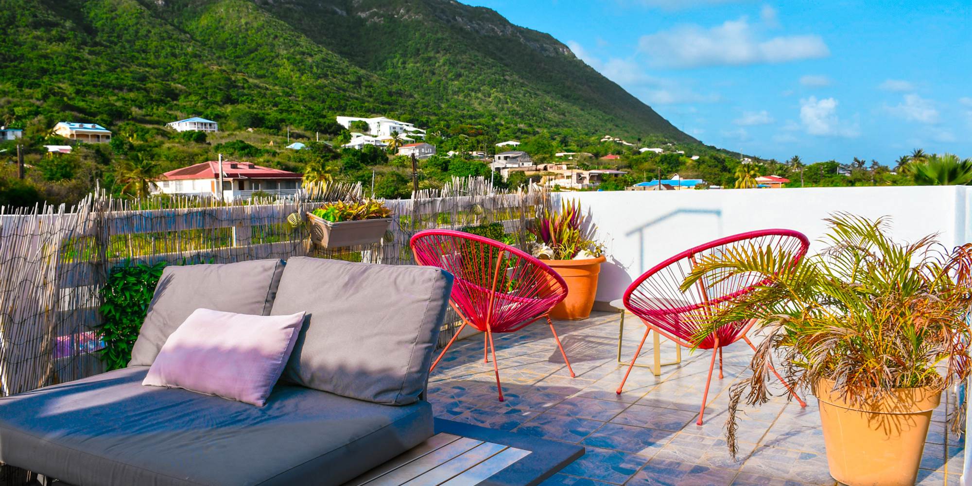 ROOFTOP OASIS DESIRADE HOTEL