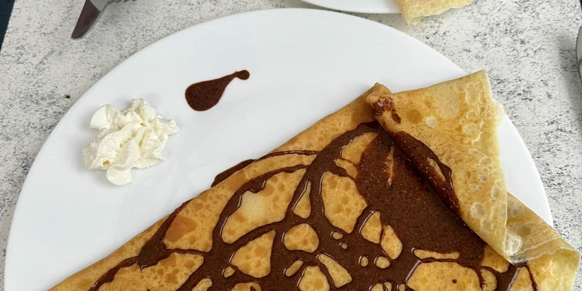 Les fameuses Crèpes de notre Restaurant/Salon-de-Thé/Boutique "Harmonie du Monde", à la Pâte à tartiner Maison "Deluxe" 60% de noisettes supérieures bio.