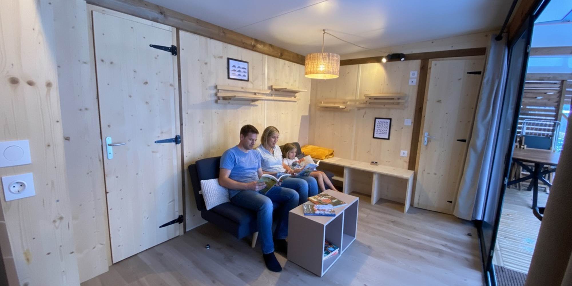 Salon avec vue sur la forêt