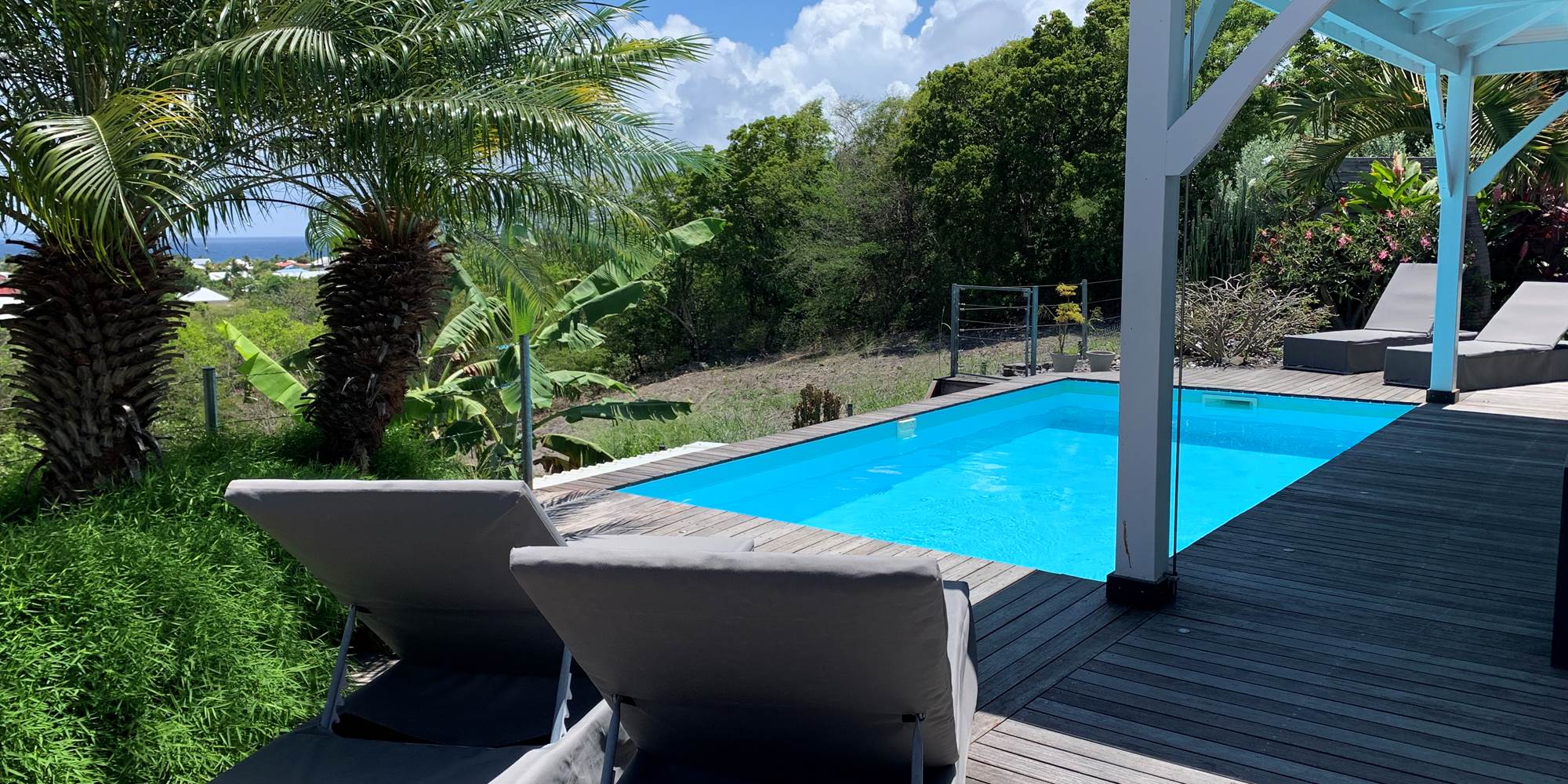 Terrasse extérieure et piscine