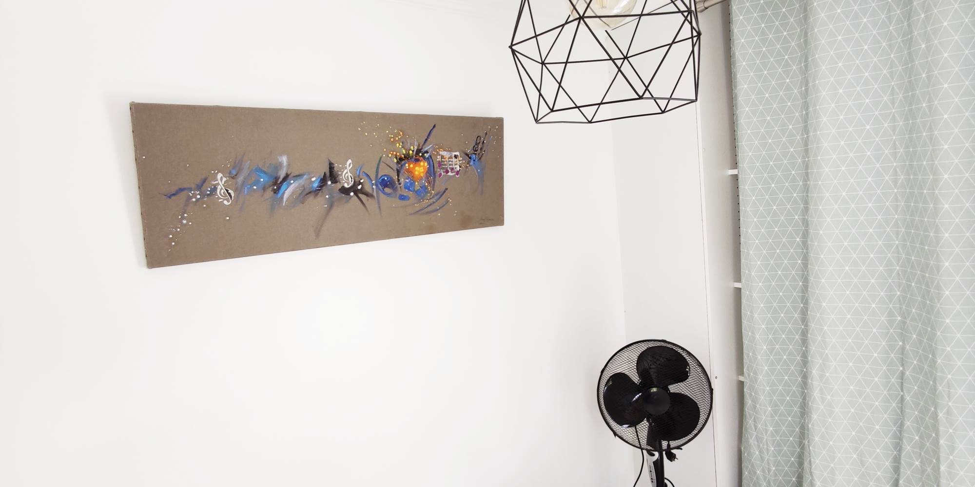 Maison Réthaise 2 – Chambre calme au style épuré Un cadre serein et lumineux, pensé pour le confort et la simplicité, dans une maison pleine de charme au centre de La Flotte.