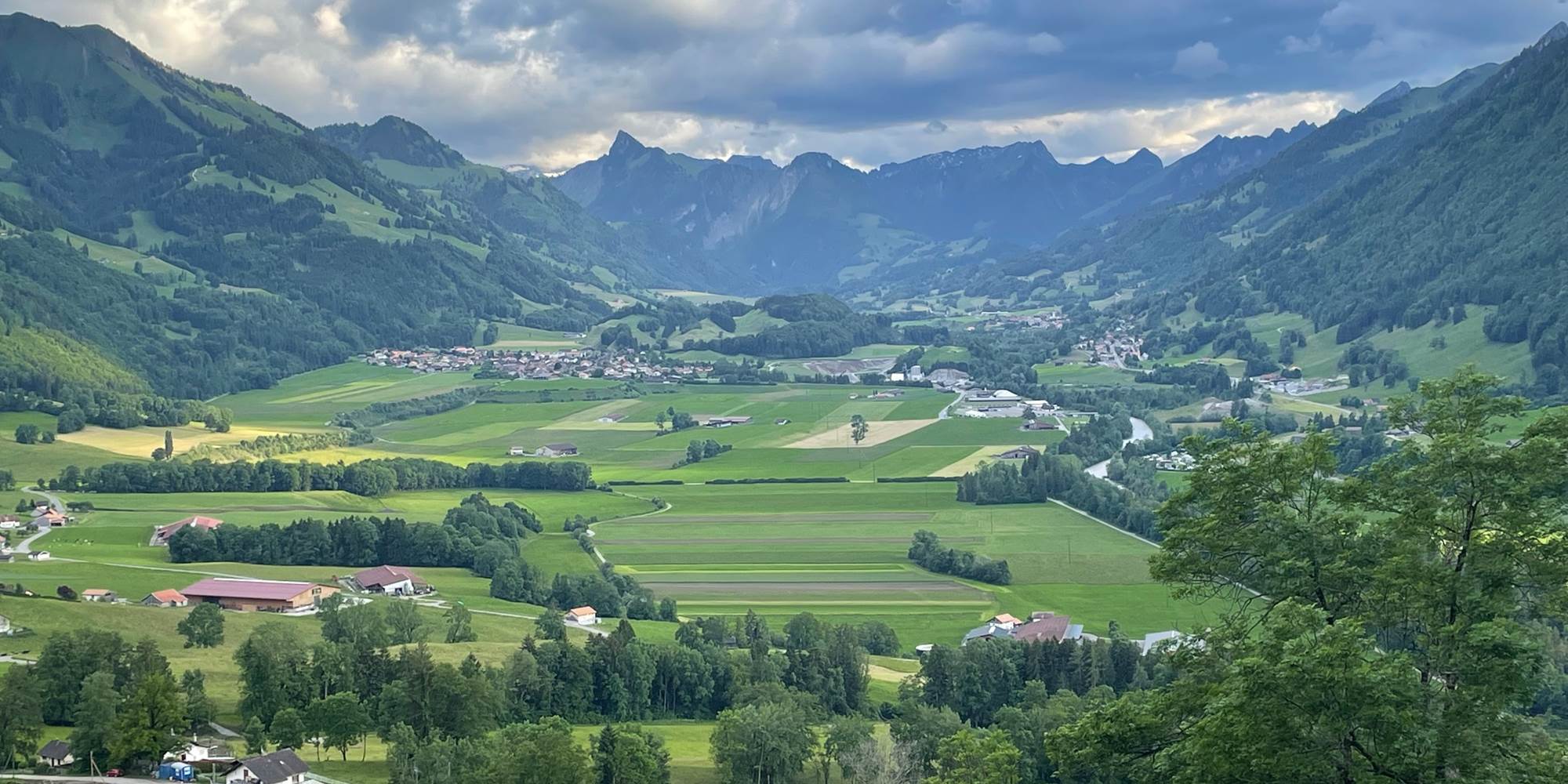 vue-panoramique-gruyere-montagnes-intyamon-studio-vacances-weekend-romantique-suisse