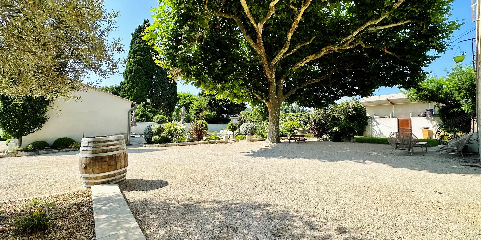 vue Jardin villa St Jean, Proche rocher des dons, Pont du gard, Pont d'avignon