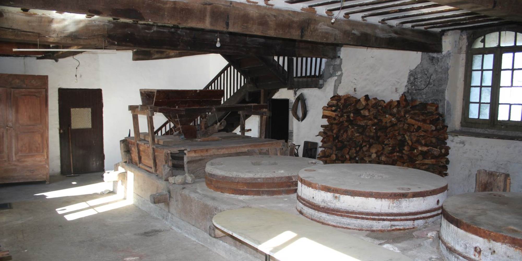Gite du Moulin : Rez-de-chaussée avec les meules à farine.