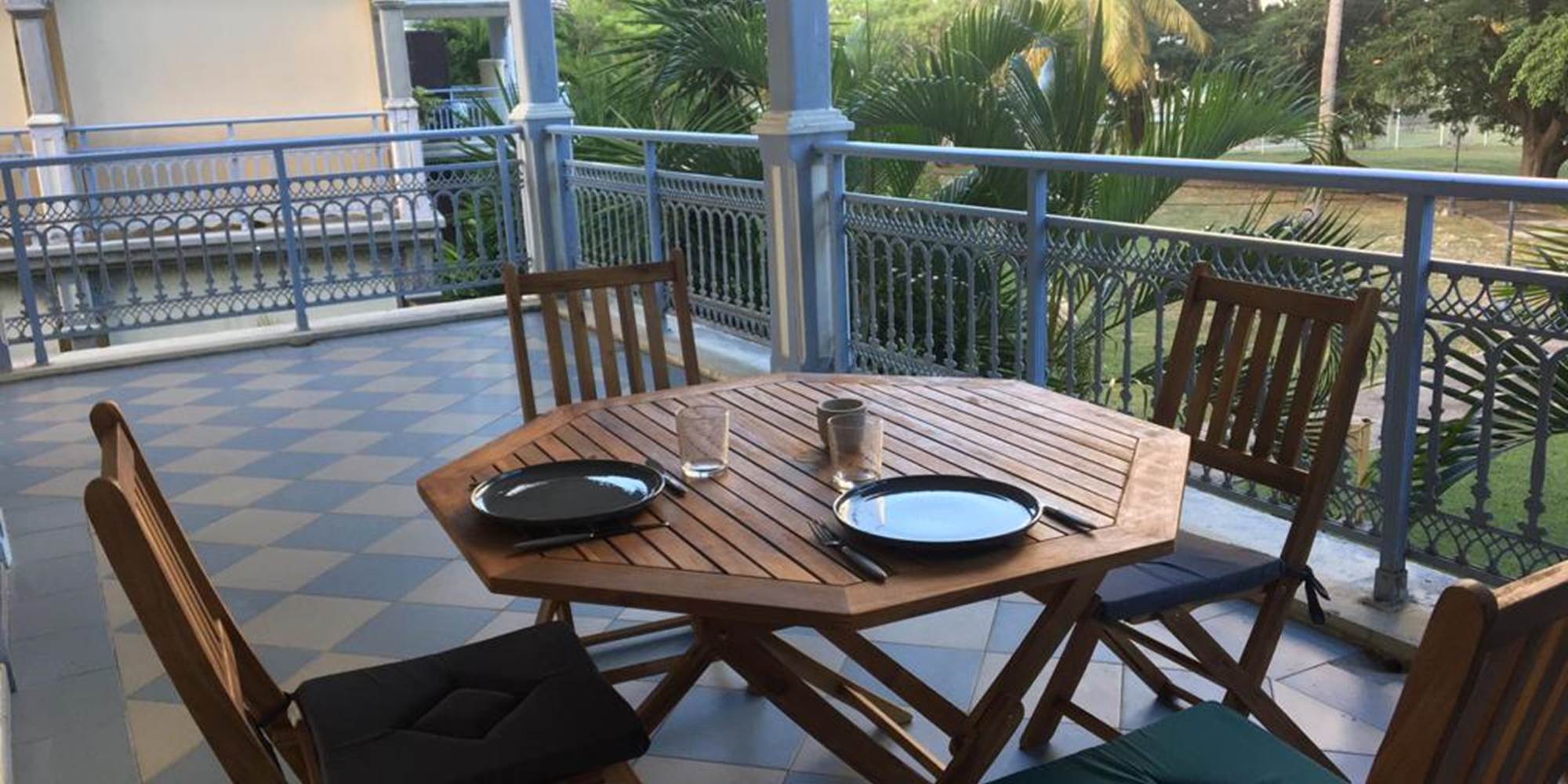 Terrasse couverte vue sur le jardin