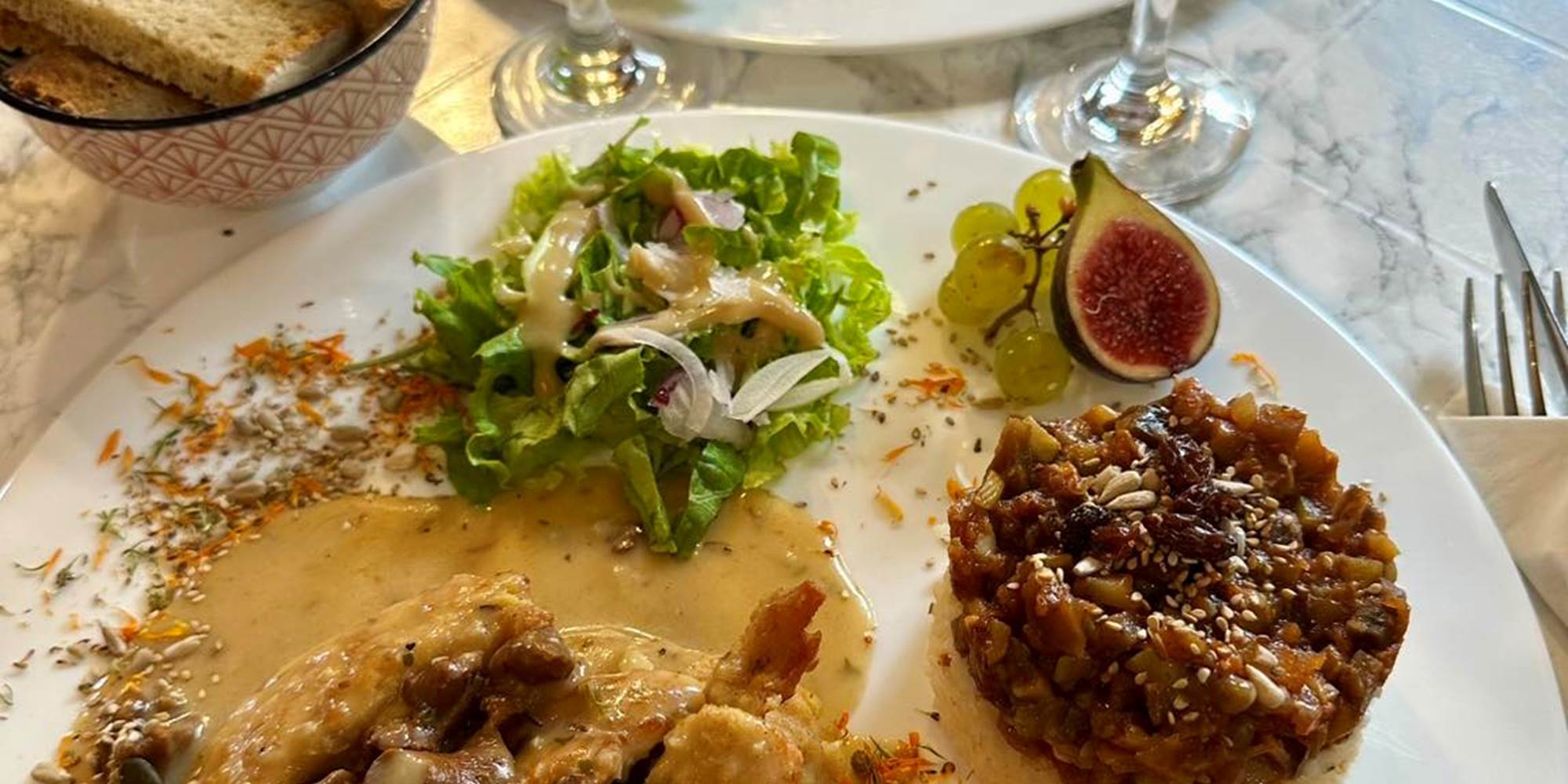 Assiette d'Automne. Emincé de Poulet Sud-Ouest au Girolles, Riz Basmati bio supérieur et Ratatouille de Légumes et Figue fraîche bio Corrèze. Pain Maison du Chef.