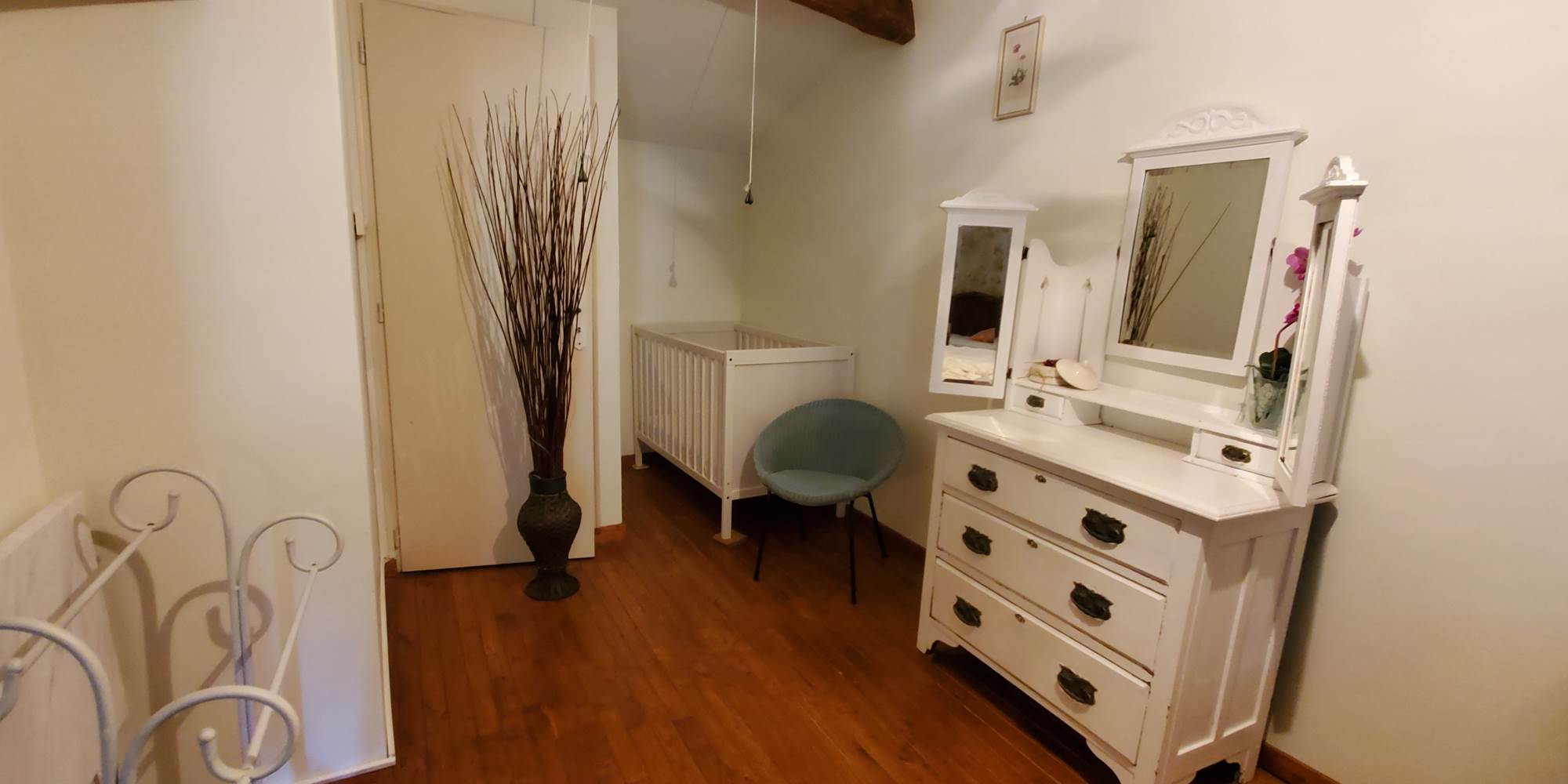 Gîte Les Roses - Chambre avec lit double et lit de bébé étage