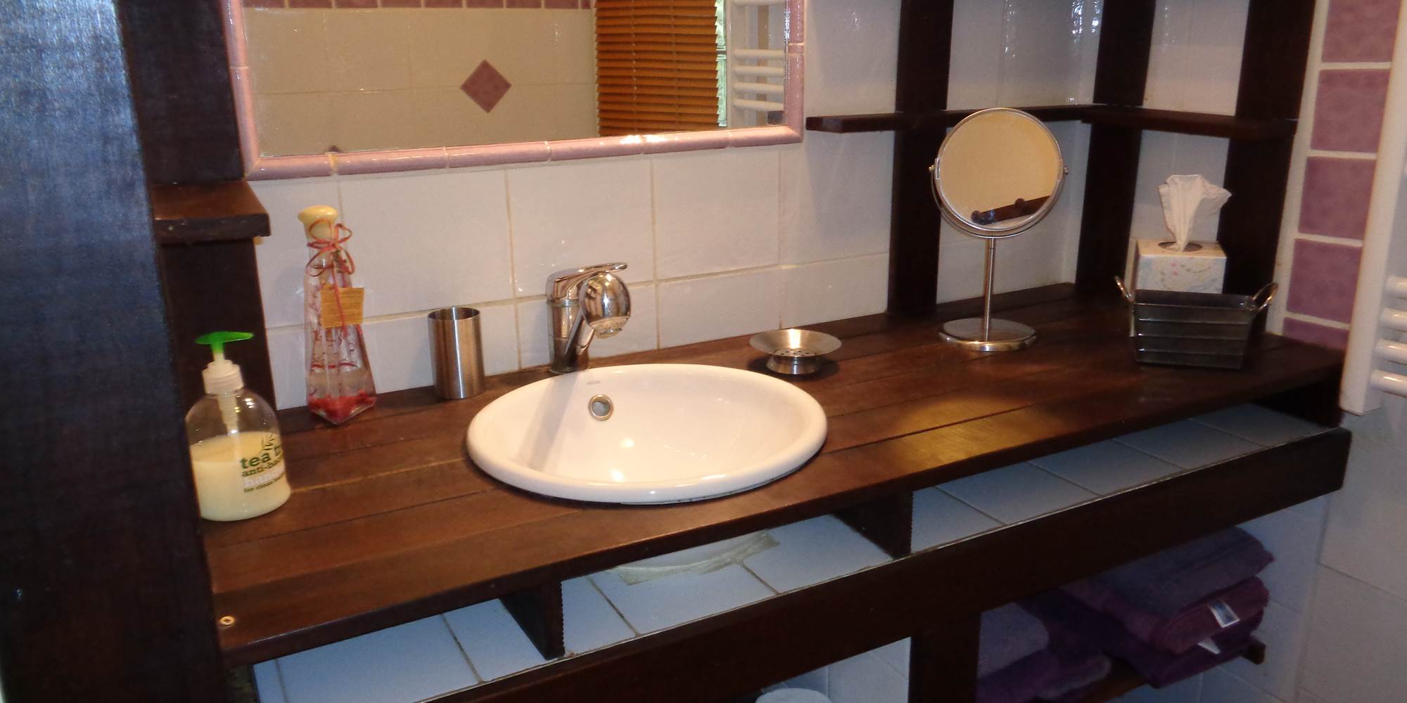 la chambre améthyste : l'espace lavabo