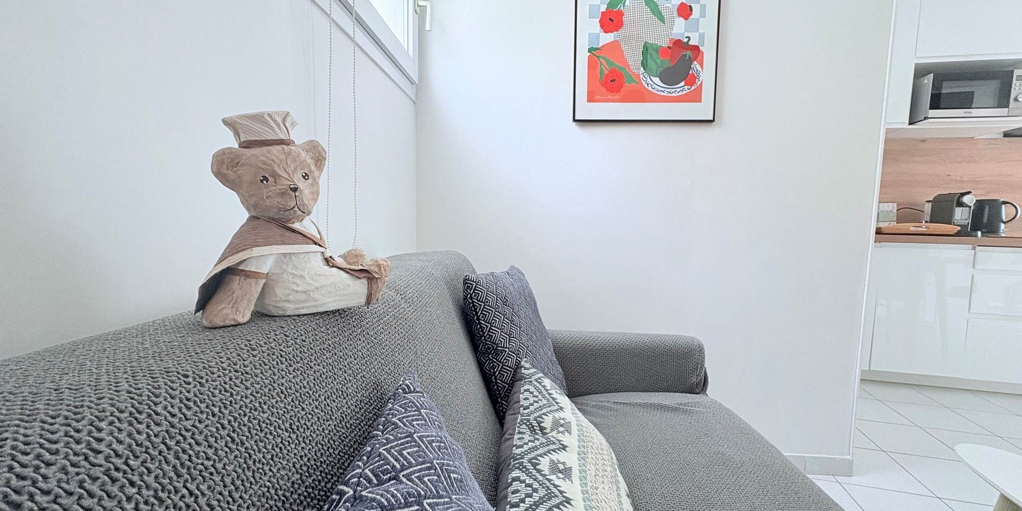 Maison Réthaise 2 – Séjour cosy et graphique Ambiance contemporaine dans un espace bien agencé, parfait pour savourer des moments de détente en centre-ville.