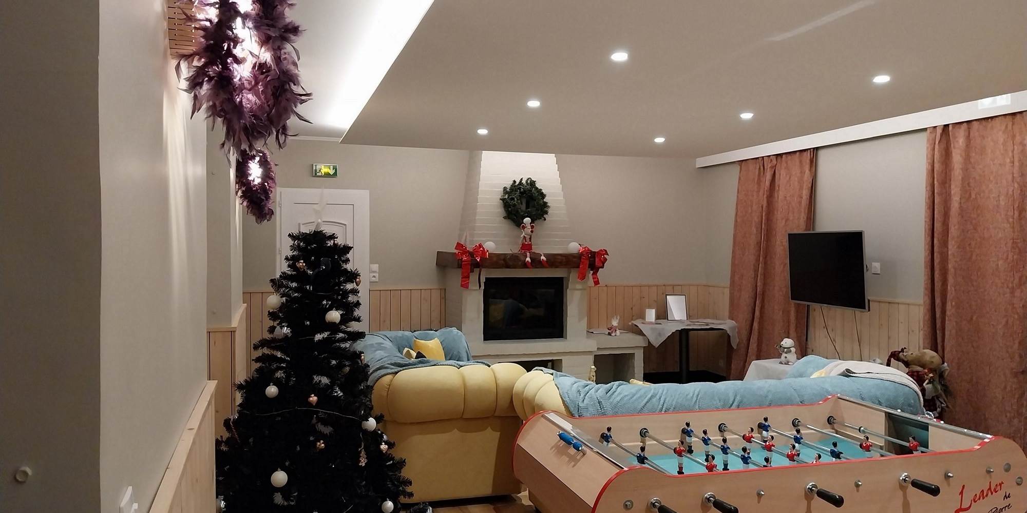 Le séjour du Moulin de la Planquette se pare de magie pour Noël : un gîte familial chaleureux pour vos fêtes dans le Pas-de-Calais.