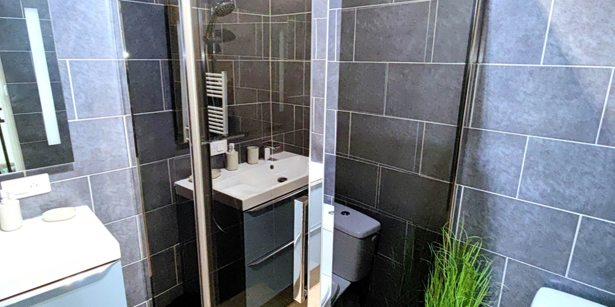 Grande cabine de douche à l'italienne