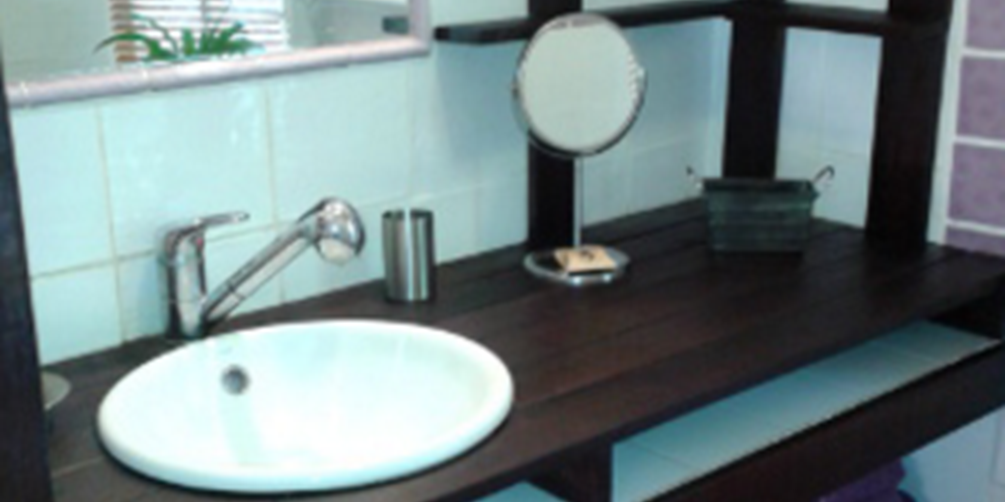 chambres d'hôtes de kerael , la chambre améthyste: l'espace privatif douche, lavabo et wc
