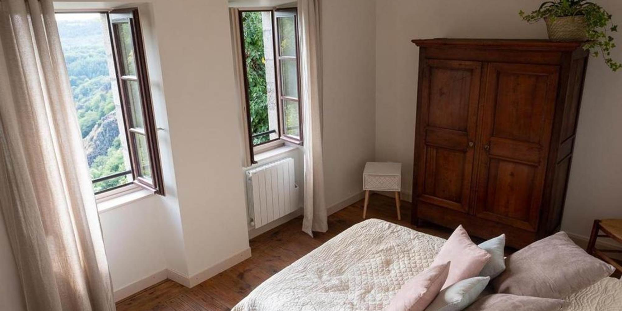 Gîte 1 - Maison 1 Chambre 1 Salon : Chambre romantique avec vue sur les montagnes et la vallée des cascades. Plein ouest. Chaud et douillet en hiver, frais en été.