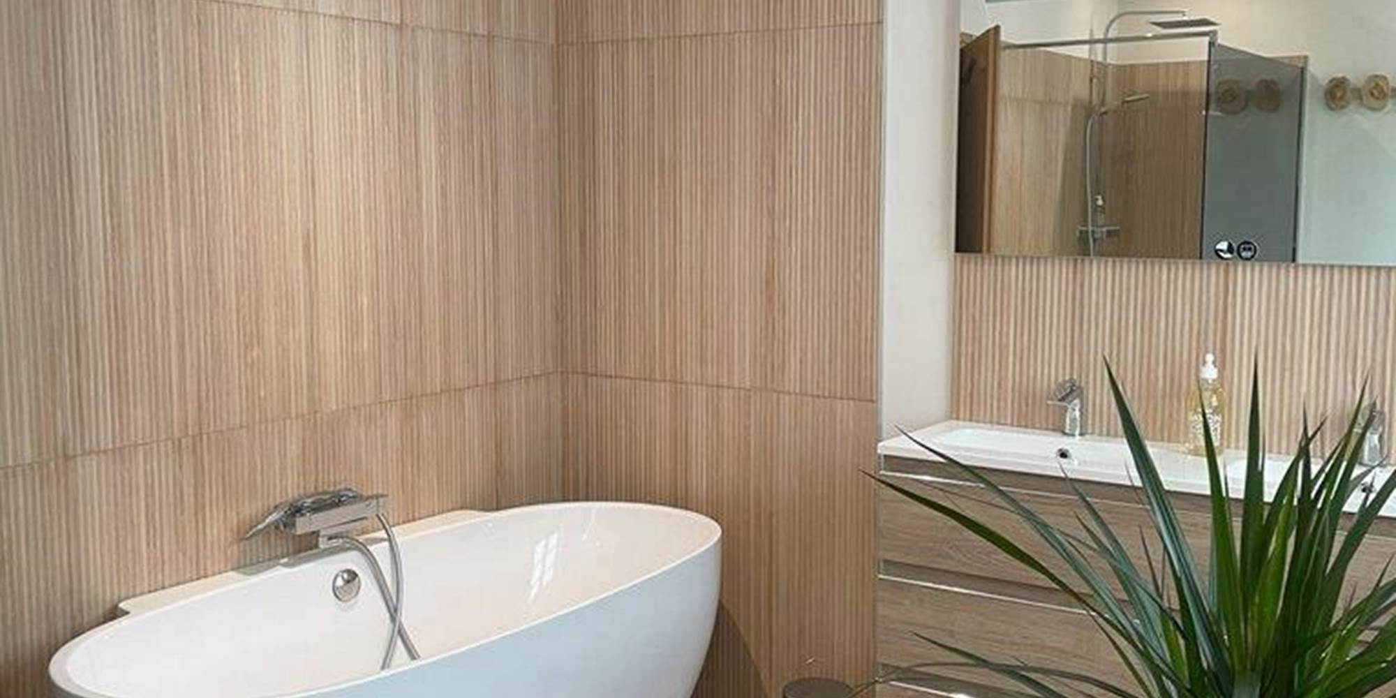 Chambre lit double, rez de chaussée, suite familiale, chambres luxe, salle de bain privative, baignoire, vue jardin, vignoble, chambres d'hôtes