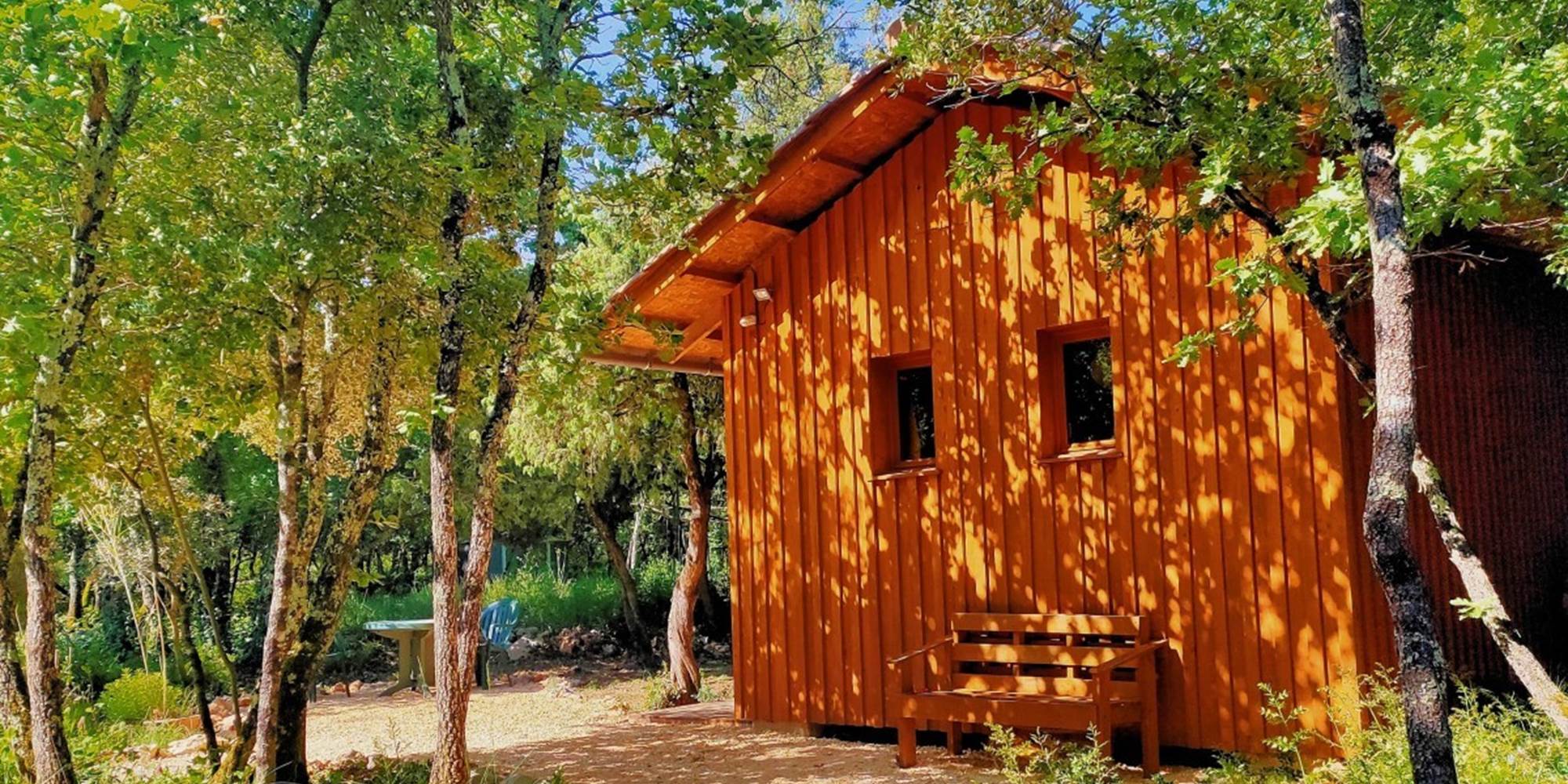 La cabane des 1000 pailles à l'ombre des chênes blanc