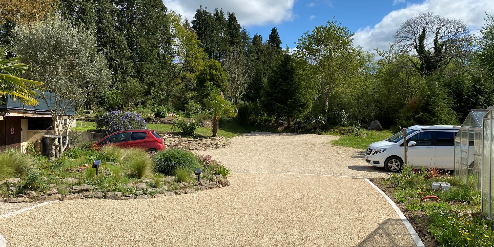 Le parking dans le jardin