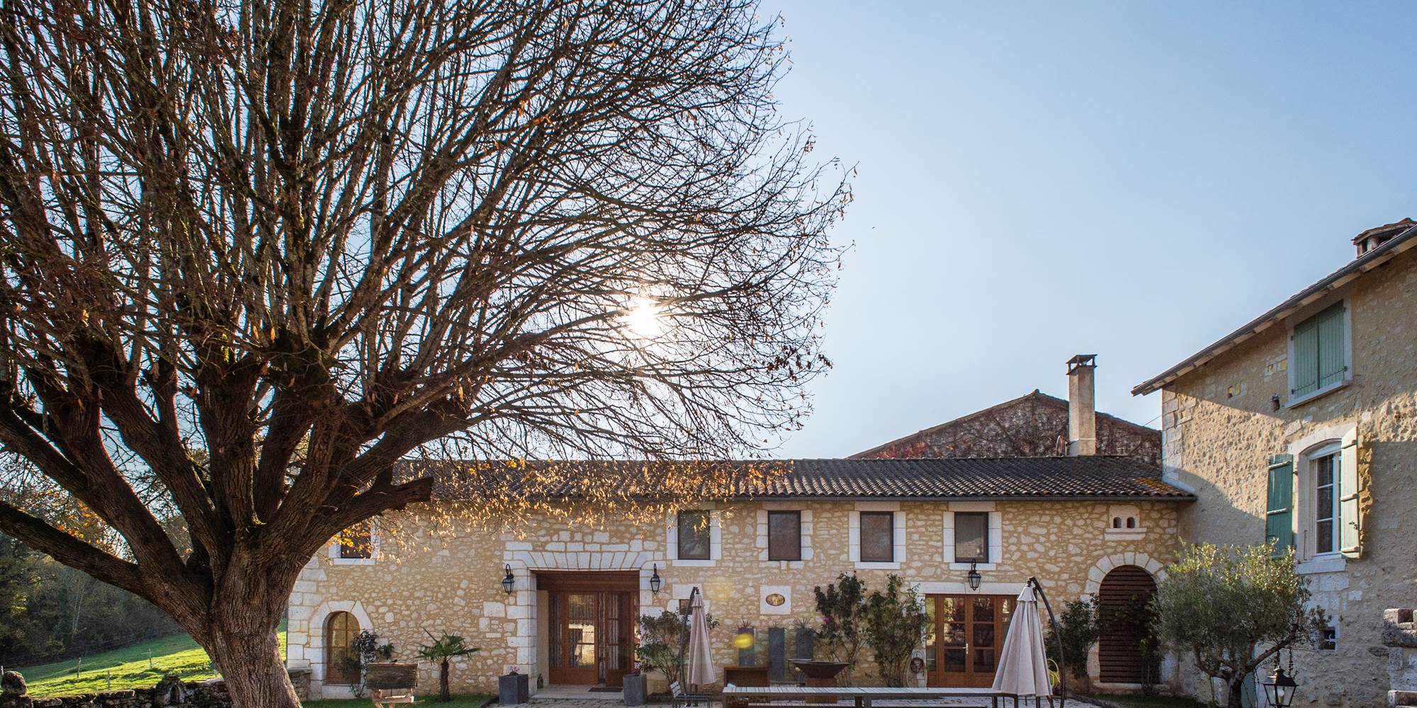 Cour Pavée et fermée Le Terrier des Lapins et La Grande Maison