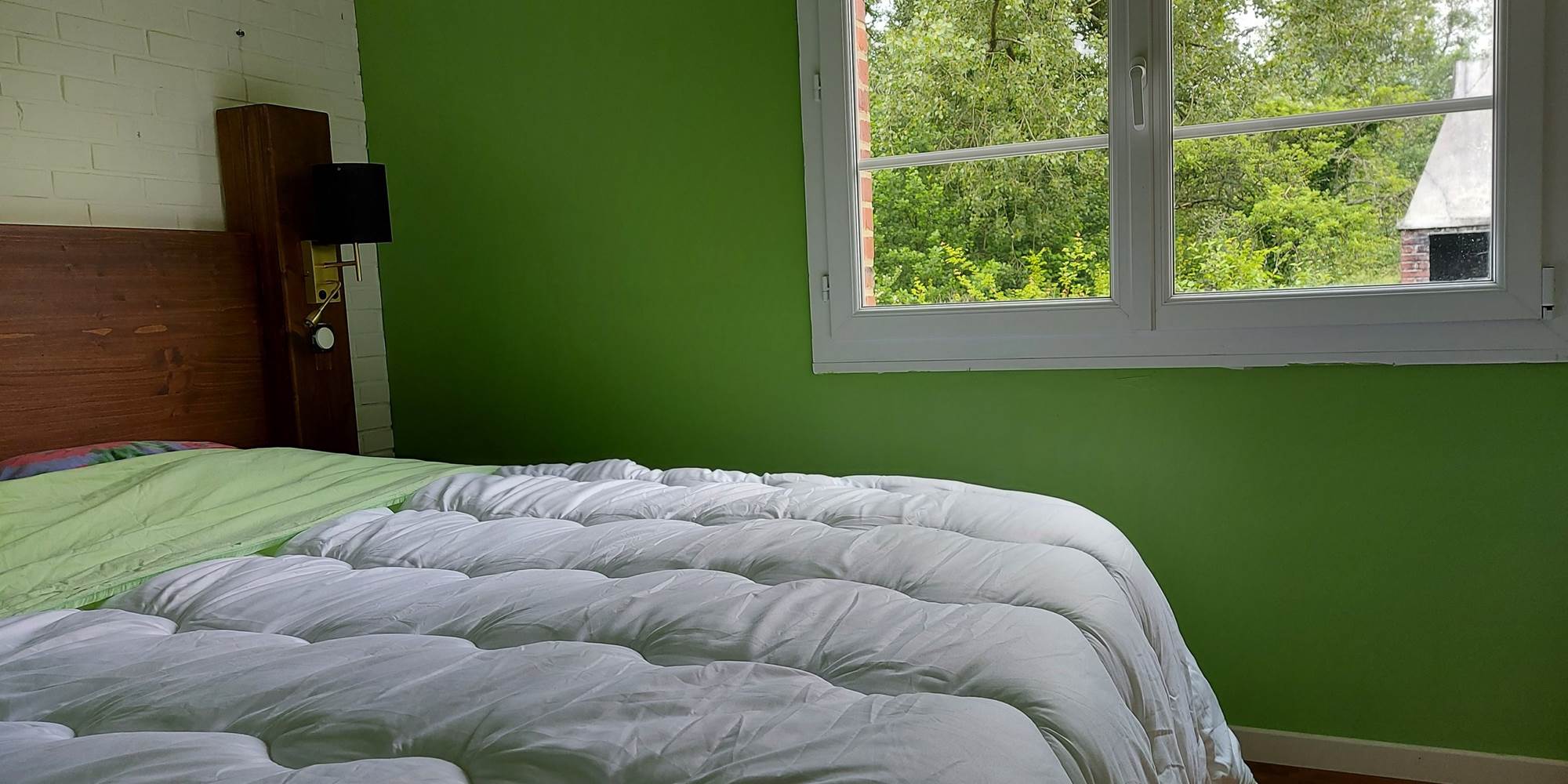 Chambre verte avec lit double 160x200, pour un séjour ressourçant dans notre gîte de charme du Pas-de-Calais.