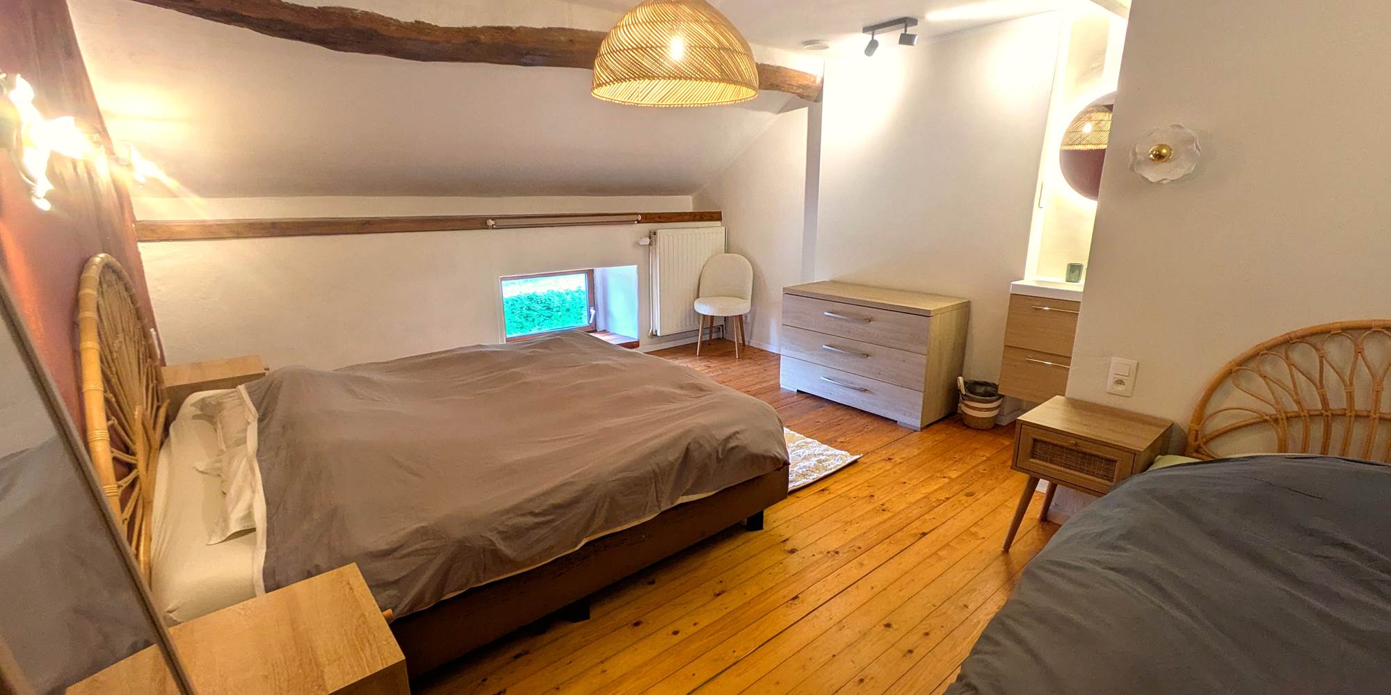 Bright spacious family bedroom with king bed and en-suite shower