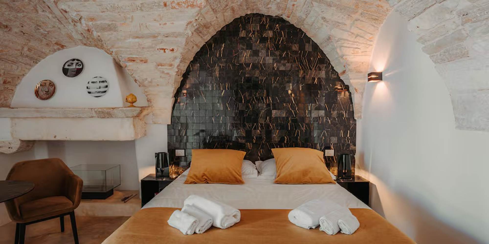 Chambre, coin feu, table et fauteuils