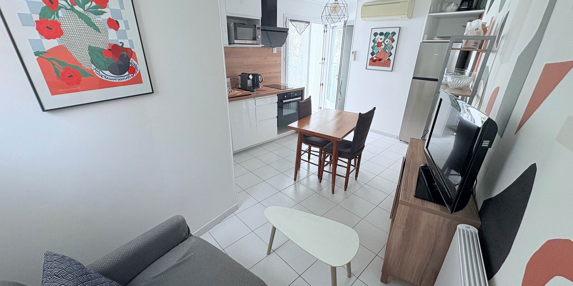 Maison Réthaise 2 – Séjour cosy et graphique Ambiance contemporaine dans un espace bien agencé, parfait pour savourer des moments de détente en centre-ville.