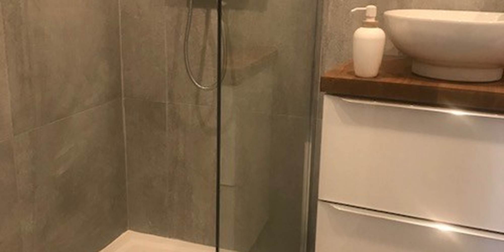 Salle d’eau du studio – Confort et modernité au cœur du village Douche vitrée, vasque design et ambiance zen pour un séjour tout en douceur à La Flotte, Île de Ré.