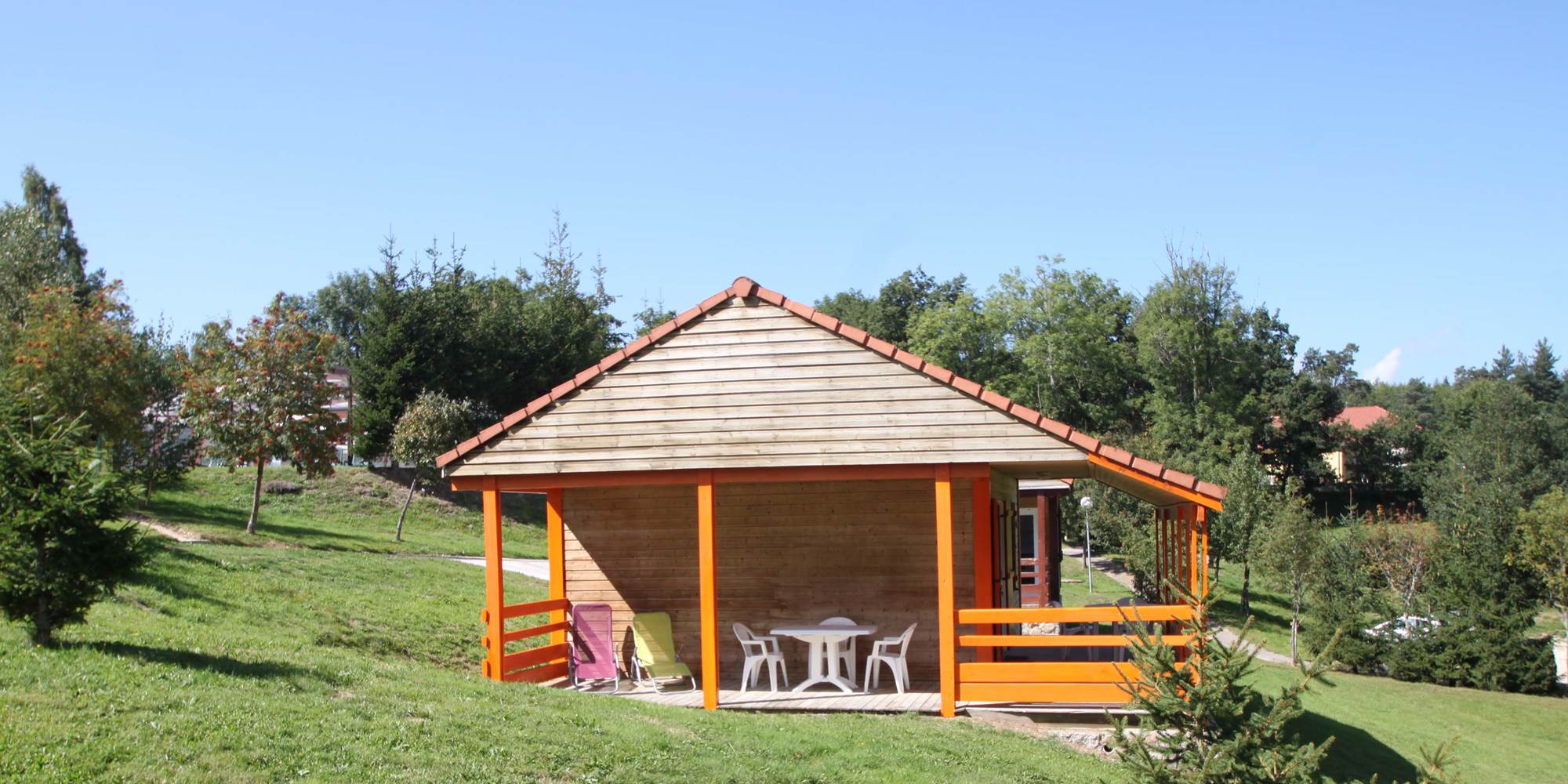 Les Chalets de la Margeride Des chalets couleur "Vacances"