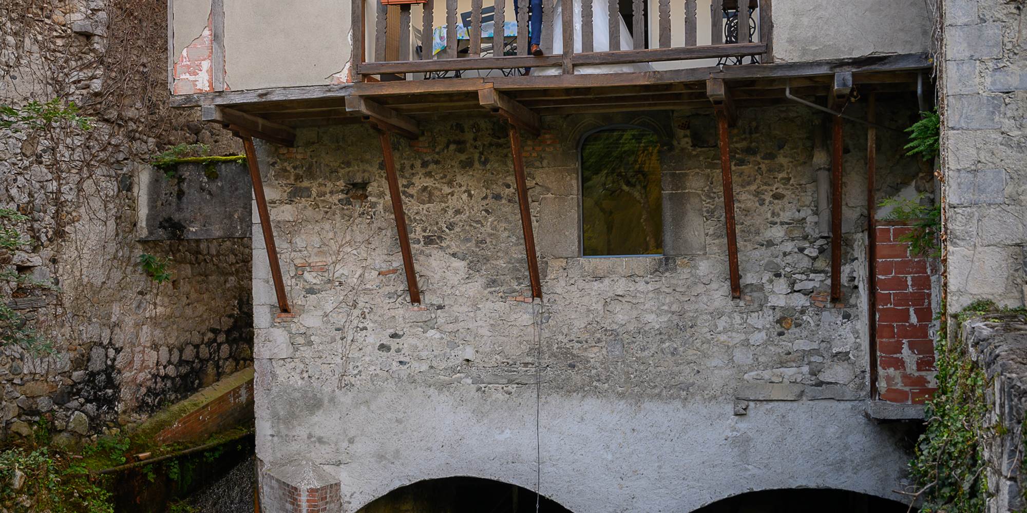 Gïte du moulin : la galerie surplombant le canal à l'arrière de la maison.