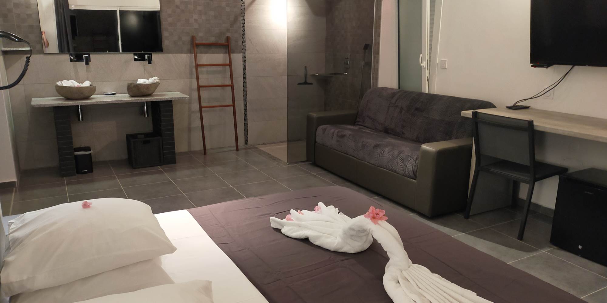 Suite avec lit 200x200, douche à l'italienne, douche vasques, canapé-lit, WC indépendant