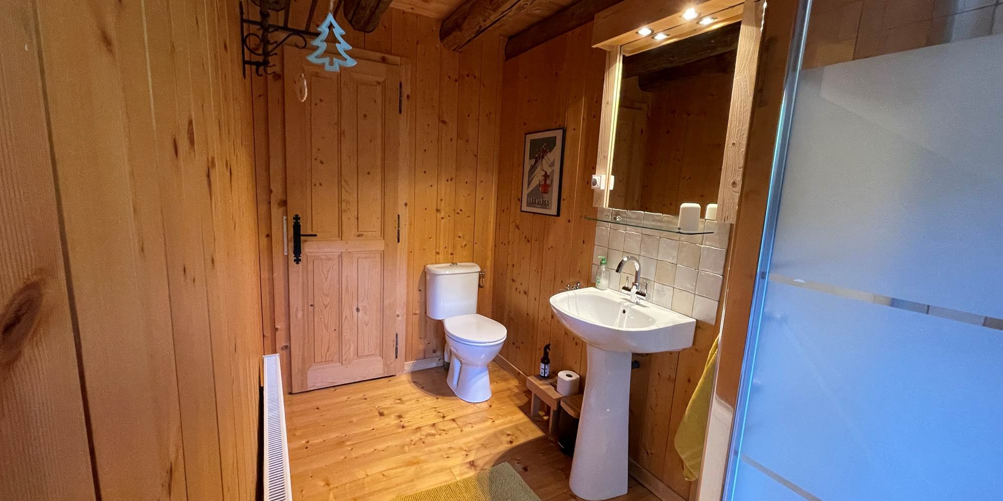 Salle d'eau Rhodiole  - Serviettes, gel douche et sèche cheveux fournis.