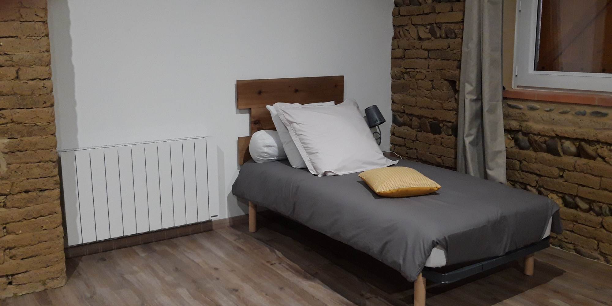 Chaque lit enfant est accommodé d'une table de nuit et sa lampe de chevet.