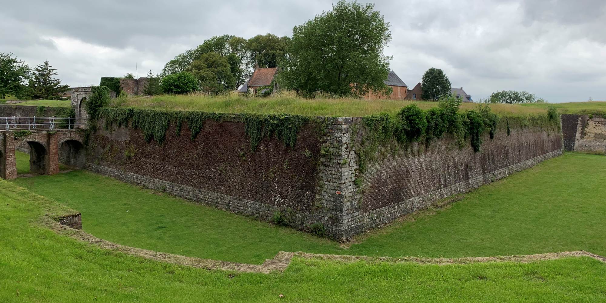 Balade sur les remparts de Montreuil-sur-Mer, joyau historique à découvrir lors de votre séjour dans notre gîte rural du Pas-de-Calais.