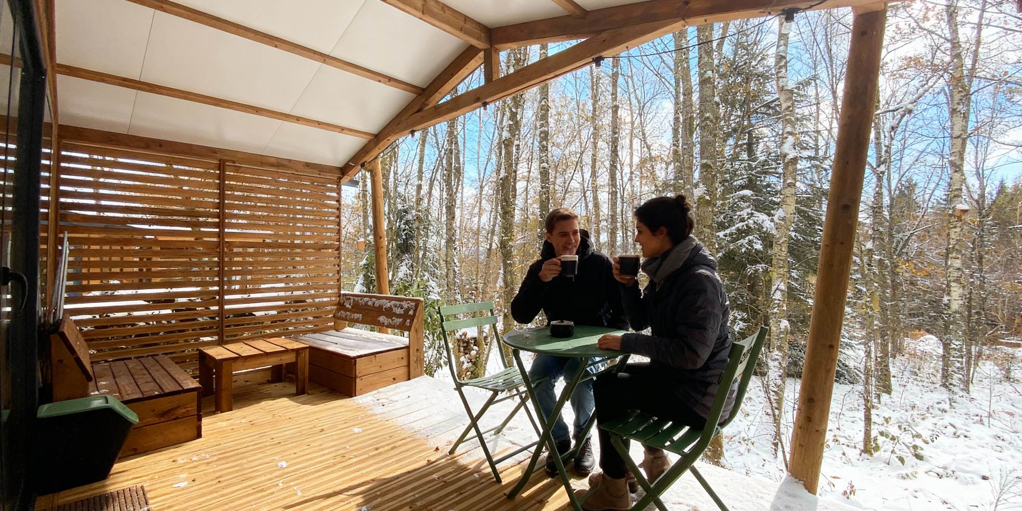 Terrasse couverte avec vue sur la forêt